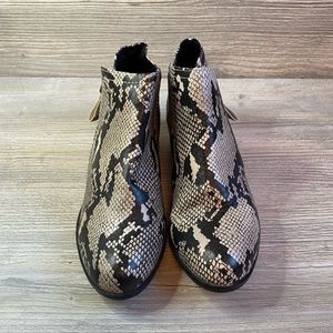 Arizona Galen snake print ankle heeled bootie. Outside zipper for easy on size 8